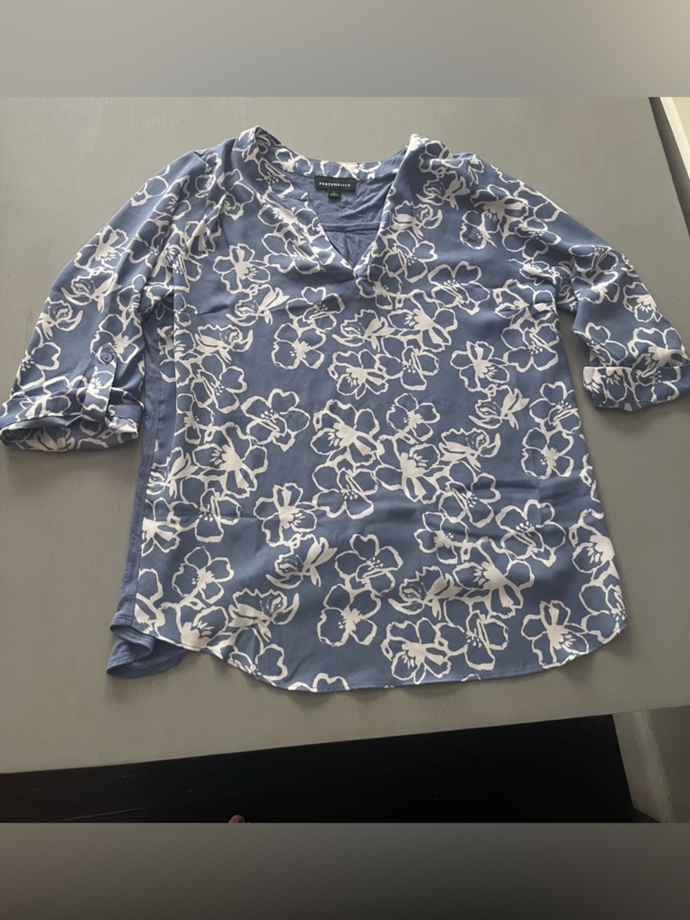 Fortune + Ivy Blue Floral V-Neck Roll-Tab Blouse Size Large